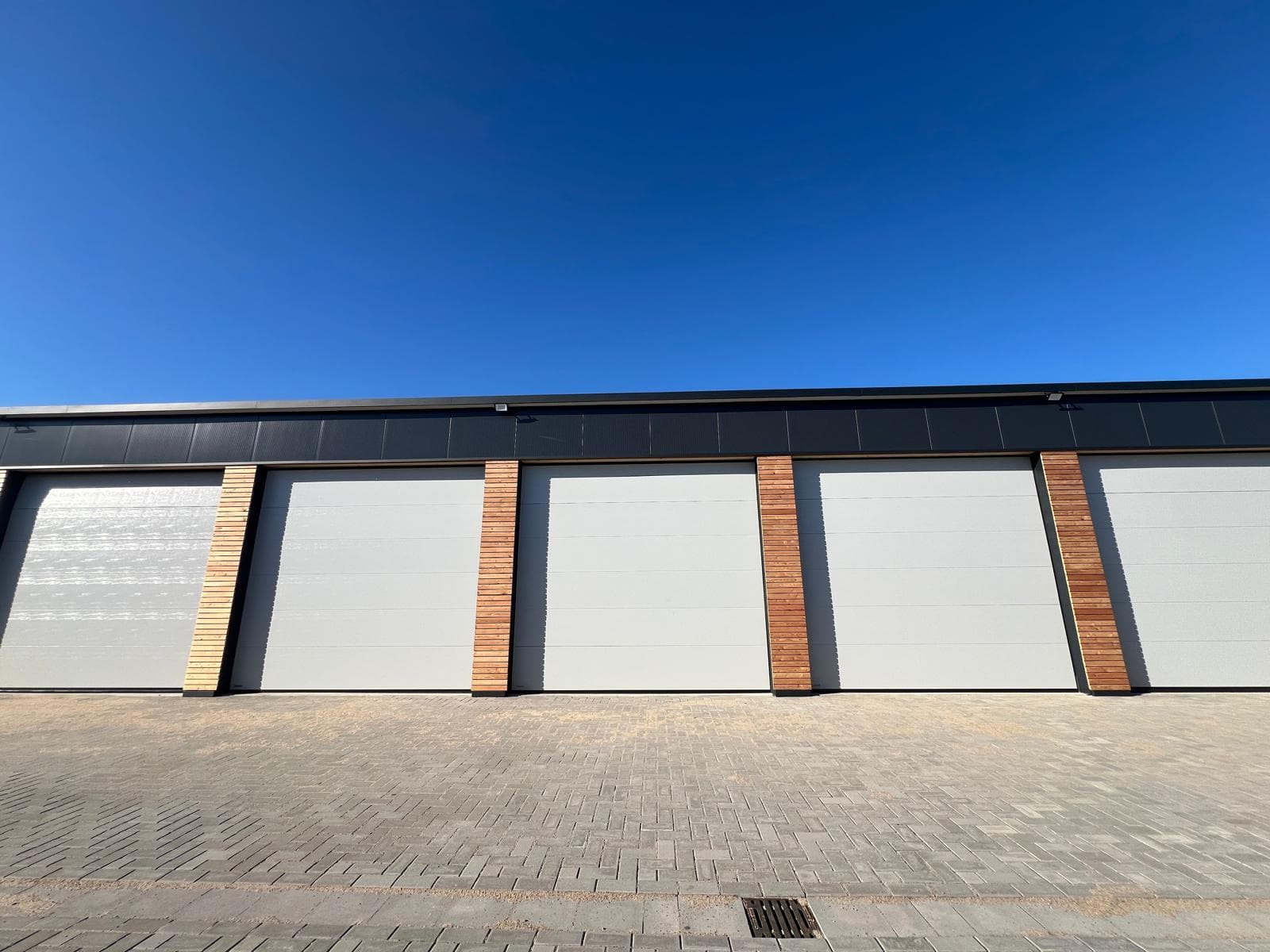 Garagenfront mit Holzverkleidung