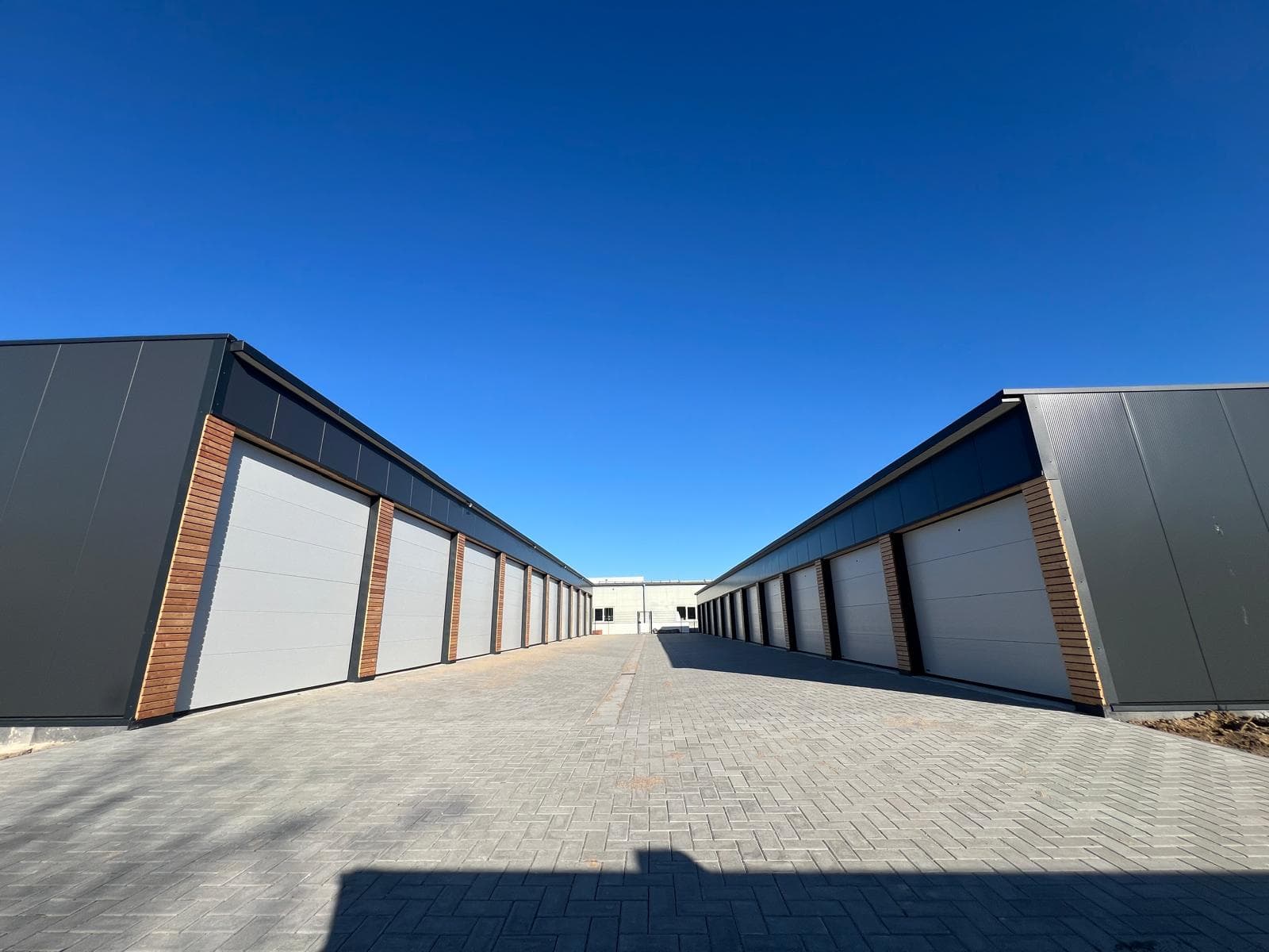 Blick durch die Garagenanlage